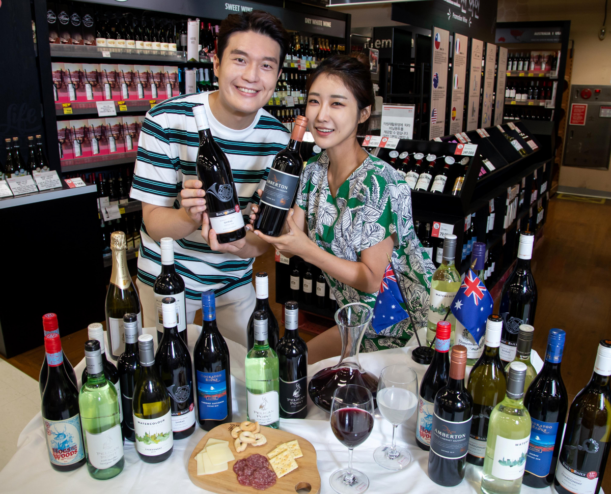 ▲모델들이 2일 서울 등촌동 홈플러스 강서점에서 ‘울워스 와인’을 선보이고 있다. 홈플러스는 호주 최대 유통 기업 울워스 그룹과 협업을 통해 국내 최초로 ‘울워스 와인’ 15종을 전국 114개 주요 점포에서 선보인다고 밝혔다.  (사진제공=홈플러스)
