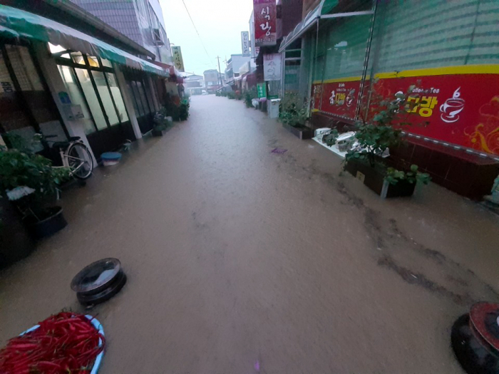 ▲2일 오전 내린 집중호우로 충북 충주시 엄정면 면소재지 일대 주택가에 침수 피해가 잇따랐다. (연합뉴스)