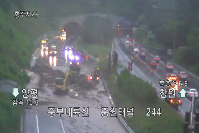 ▲충북 지역에 호우로 인해 2일 오전 충북 충주시 양성면 중부내륙고속도로 양평방면 중원터널 부근에서 산사태가 발생해 작업자들이 중장비를 이용해 흘러내린 토사를 치우고 있다. (연합뉴스)