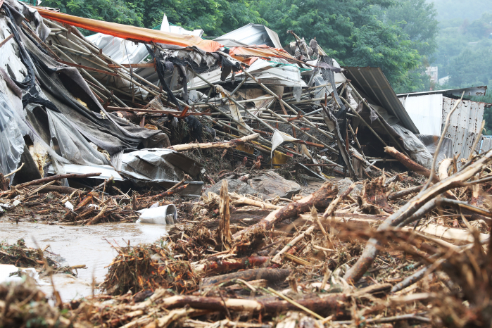 ▲<YONHAP PHOTO-2890> 처참한 산사태 현장밤사이 많은 비가 내린 2일 오후 경기도 안성시 일죽면의 한 양계장이 산사태로 무너져 있다. (연합뉴스)