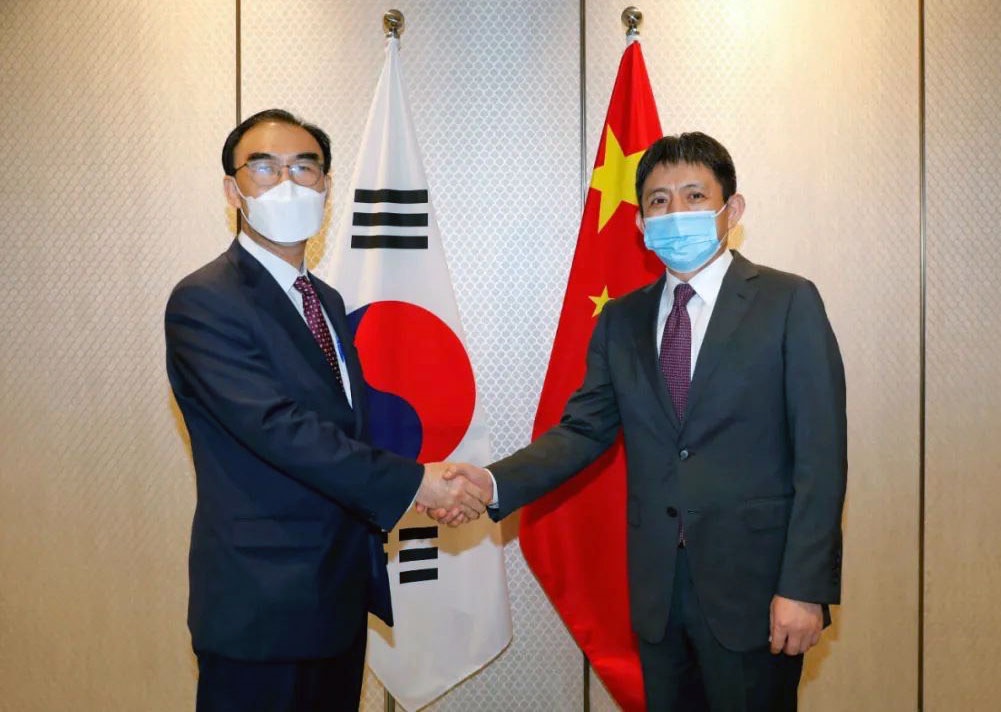 ▲외교부는 지난 1일 중국 칭다오에서 이성호 외교부 경제외교조정관과 리청강(李成鋼) 중국 상무부 부장조리를 수석대표로 한중 간 포괄적 경제협력 대화체인 경제공동위원회를 개최했다. 이성호 조정관(왼쪽)과 리청강 부장조리(오른쪽)가 악수하고 있다. (연합뉴스)