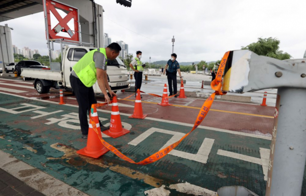 ▲2일 오후 서울 서초구 반포동 잠수교에서 경찰과 서울시 관계자들이 한강 수위 상승으로 보행로를 통제하고 있다. (연합뉴스)