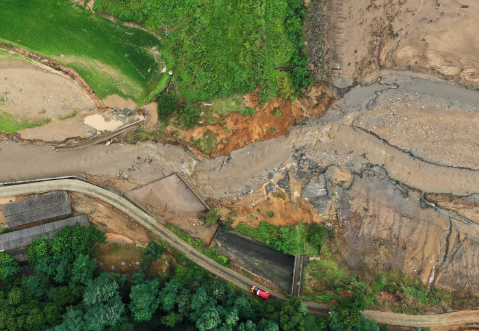 ▲2일 경기도 이천시 산양저수지 둑이 밤사이 내린 집중호우로 무너졌다. (연합뉴스)
