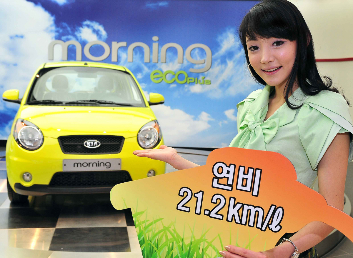 ▲경차의 최대 장점은 뛰어난 연비와 저렴한 유지비다. 사진은 1리터당 21.2km를 기록한 2010년형 기아차 모닝.  (사진제공=기아차)