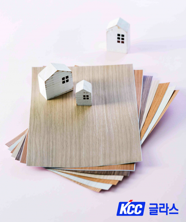 ▲KCC글라스의 인테리어 필름 '비센티'. 다양한 컬러와 섬세한 패턴으로 가구, 도어, 몰딩재 등에 적용해 감각적이고 실감나는 공간을 연출한다. (사진제공=KCC글라스)