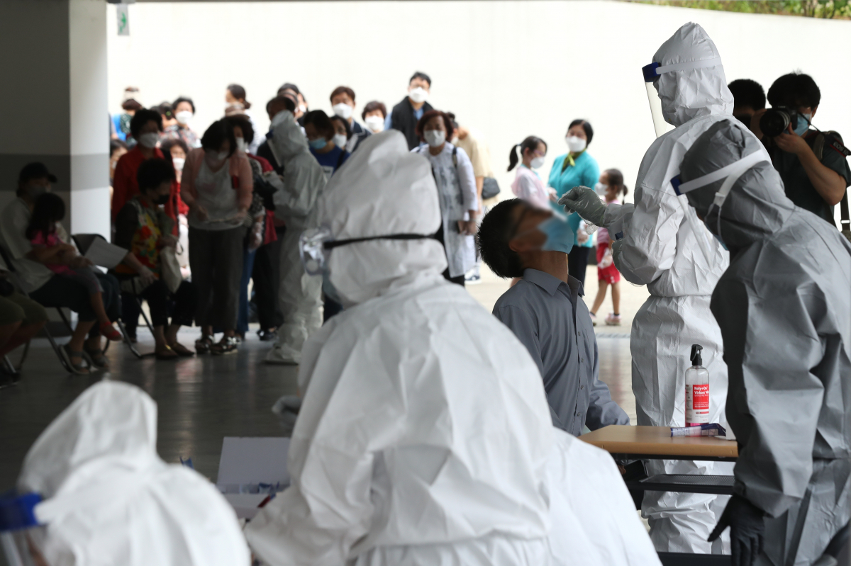 ▲코로나19 확진자가 나온 서울 모 교회에서 진단검사가 진행되고 있는 모습. (사진제공=뉴시스)