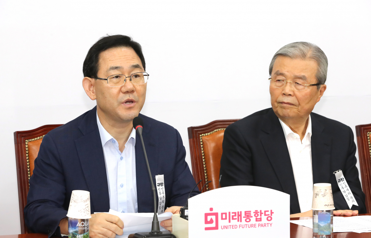 ▲미래통합당 주호영 원내대표(왼쪽)가 3일 국회에서 열린 통합당 비상대책위원회의에서 발언하고 있다. (연합뉴스)