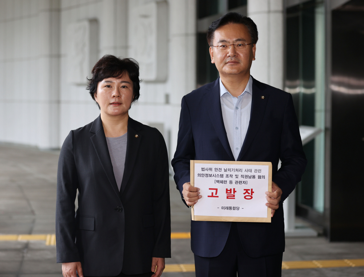 ▲미래통합당 법률자문위 부위원장인 유상범 의원(오른쪽)과 조수진 의원은 3일 국회 법제사법위원회 민주당 간사인 백혜련 의원과 수석전문위원 등 3명을 공전자기록 위작·변작 및 직권남용 혐의로 고발했다. (연합뉴스)