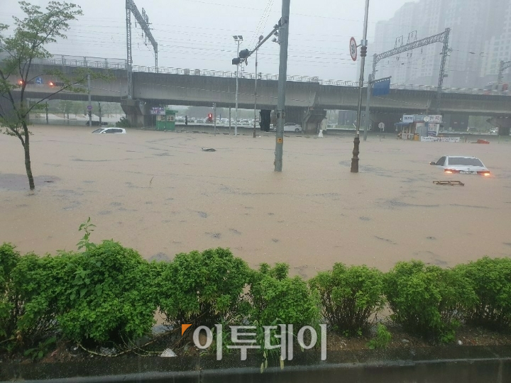 ▲천안아산역 KTX 주차장도 물폭탄으로 인해 모두 잠겼다. 주차장에 세워놓은 차량들은 침수돼 꼼짝을 못하는 상황이다. (독자제공)