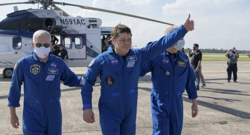 ▲스페이스X의 크루 드래건을 타고 국제우주정거장(ISS)으로 갔던 민간 우주비행사 로버트 벤켄(가운데)이 2일(현지시간) 미국 플로리다주 펜서콜라 공군기지에 무사귀환한 후 엄지를 들어보이고 있다. 펜서콜라/AP연합뉴스
