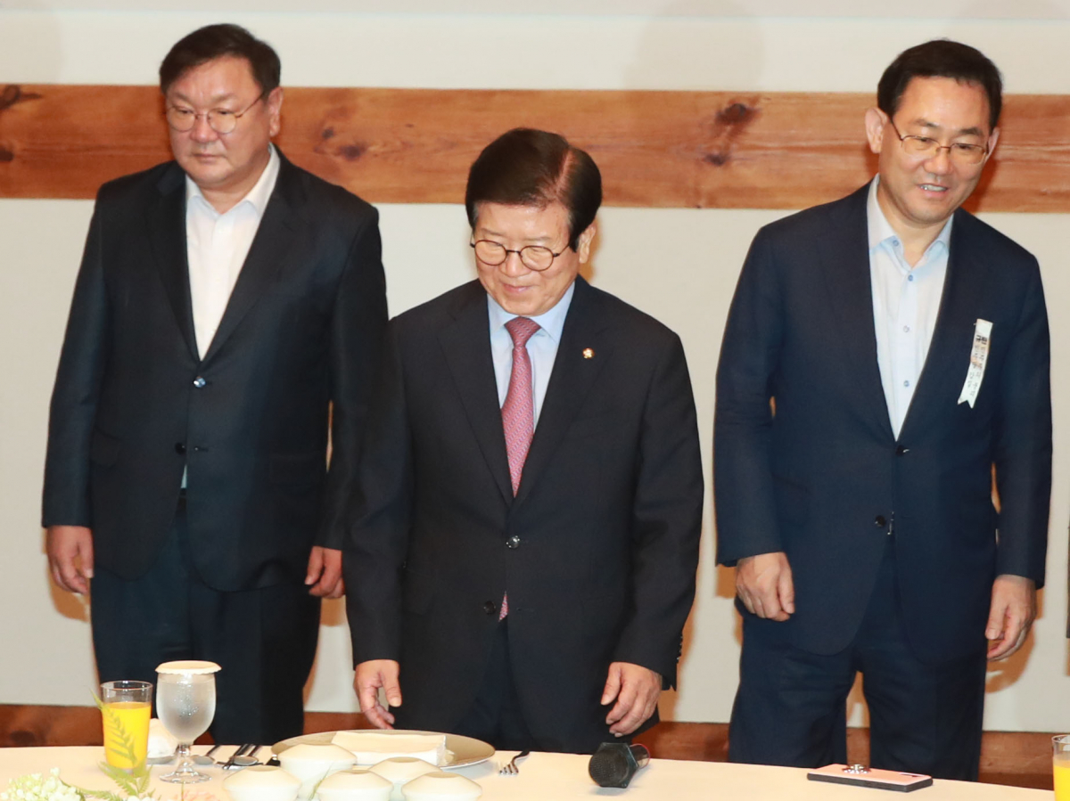 ▲박병석 국회의장(가운데)과 더불어민주당 김태년 원내대표(왼쪽), 미래통합당 주호영 원내대표가 3일 국회 사랑재에서 열린 여야 원내대표 및 중진의원들 간 오찬에 참석했다. 박 의장은 이날 오찬에서 여야의 대화와 타협을 강조했다. (연합뉴스)