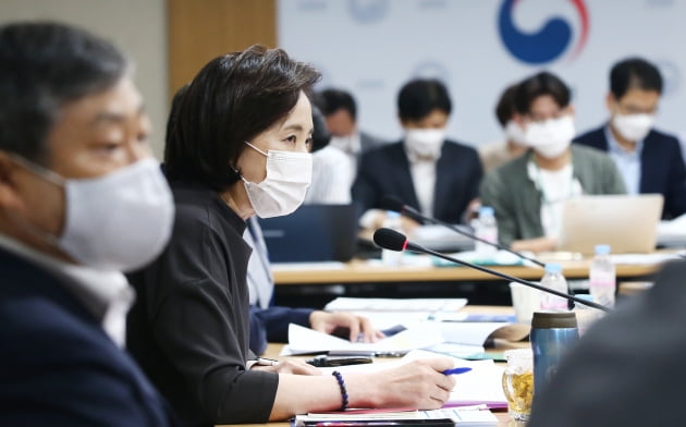 ▲유은혜 부총리 겸 교육부 장관(왼쪽 두번째)과 박백범 교육부 차관(왼쪽 첫번째)이 3일 세종시 교육부청사에서 열린 '포스트코로나 교육 대전환을 위한 7차 대화'에 참석해 발언하고 있다. (제공=교육부)