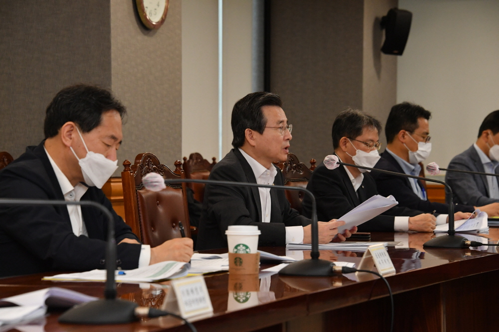 ▲김용범(왼쪽에서 두 번째) 기획재정부 1차관이 8월 4일 서울 중구 은행회관에서 열린 '거시경제 금융회의'를 주재, 모두발언을 하고 있다. (사진제공=기획재정부)