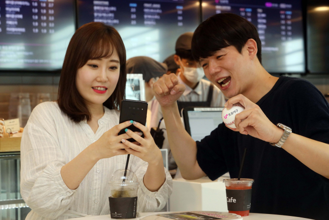 ▲LG유플러스는 프로야구 전용 앱 ‘U+프로야구’에서 9일까지 진행되는 LG 트윈스와 기아 타이거즈, 롯데 자이언츠와 두산 베어스 경기에서 각 팀 대표적인 선수와 실시간 채팅하며 응원하는 편애 중계 ‘마리베(마이리틀베이스볼) 라이브’를 진행한다고 4일 밝혔다.  (LG유플러스 제공)