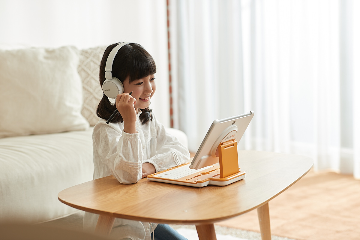 ▲웅진스마트올투게더로 공부하고 있는 어린이 (사진제공=웅진씽크빅)