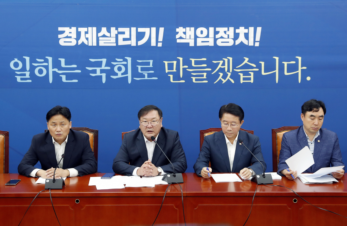 ▲더불어민주당 김태년 원내대표(왼쪽 두 번째)가 4일 오전 국회에서 열린 민주당 원내대책회의에서 발언하고 있다. (뉴시스)