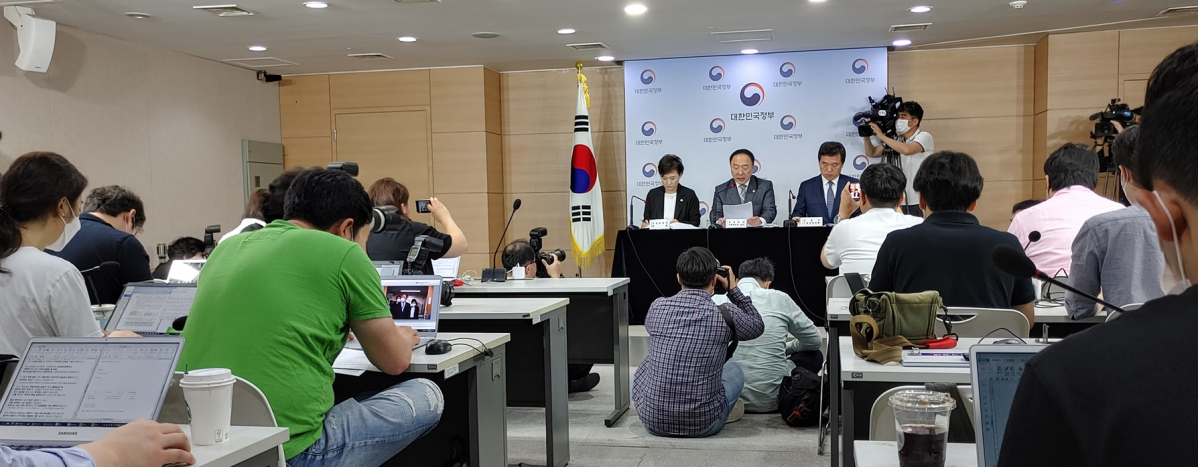 ▲4일 서울 광화문 정부청사에서 홍남기 부총리(단상 중앙) 주재로 수도권 주택공급 확대방안 관련 관계부처 합동브리핑이 열리고 있다.