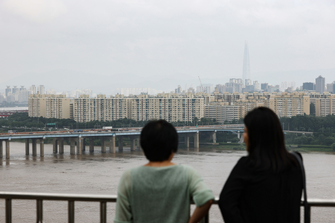 ▲서울 강남구 압구정지구 내 압구정4구역(현대8차, 한양3·4·6차 아파트)이 재건축 조합 설립을 눈앞에 뒀다. 사진은 서울 용산구 유엔빌리지 인근에서 바라본 압구정동 일대 아파트 단지들 모습. (연합뉴스)