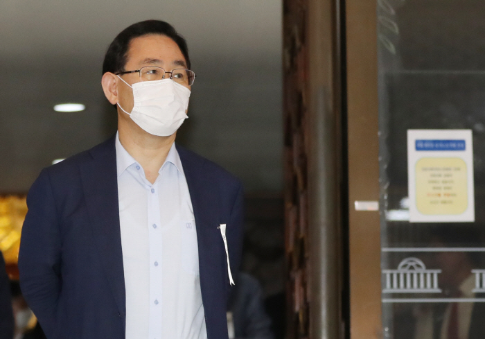 ▲4일 오후 서울 여의도 국회에서 미래통합당 주호영 원내대표가 본회의 종료 후 회의장을 나서고 있다. (연합뉴스)