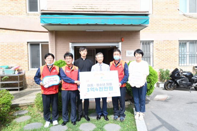 ▲울산 울주군 남자중장기청소년쉼터에서 진행된 저소득 아동∙청소년 지원사업 전달식에서 ‘1%행복나눔기금’ 3억4000만 원을 전달했다. SK이노베이션 최형욱 노동조합 사무국장(왼쪽부터), SK이노베이션 울산Complex 백부기 대외협력실장, 울산울주군남자중장기청소년쉼터 총괄신부, 울산사회복지공동모금회 한시준 회장, SK이노베이션 김재호 노동조합 부위원장, 조경자 울산울주군남자중장기청소년쉼터 소장이 기념촬영을 하고 있다.  (사진제공=SK이노베이션)