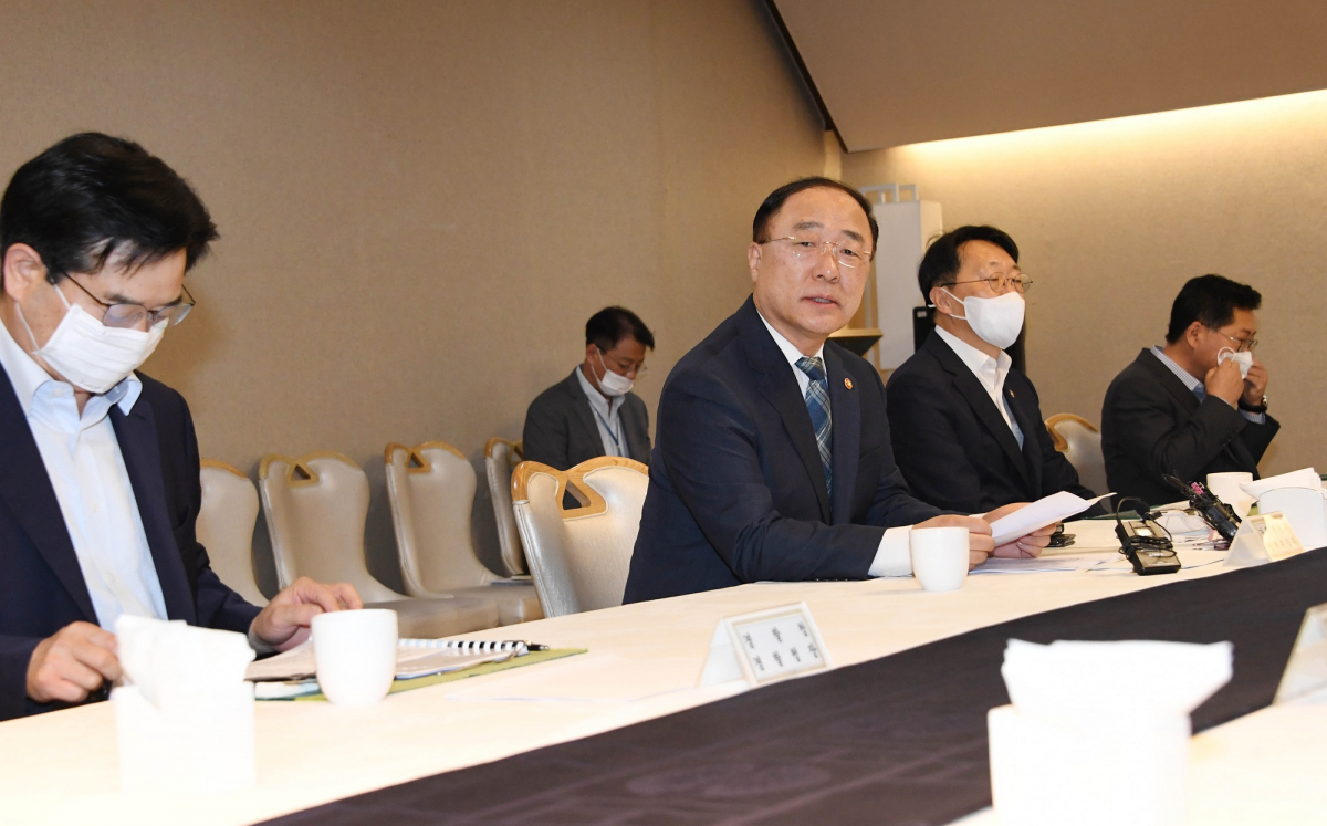 ▲홍남기 경제부총리 겸 기획재정부 장관이 5일 서울 광화문 정부서울청사에서 '제1차 부동산시장 점검 관계장관회의'를 주재하고 모두발언을 하고 있다. (사진제공=기획재정부)