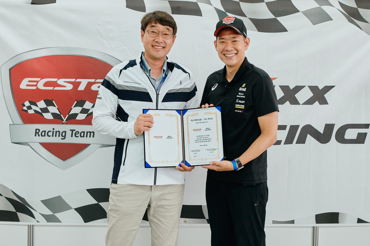 ▲금호타이어 엑스타 레이싱팀 김진표 감독(오른쪽)과 토탈엘앤씨의 심재후 대표(왼쪽)가 후원 협약식을 맺고 사진촬영을 하고 있다. (사진제공=금호타이어)