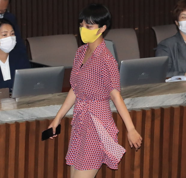 ▲원피스 차림에 류호정 의원 (사진=연합뉴스)