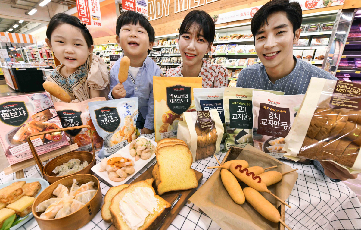 ▲5일 홈플러스 강서점에서 모델들이 ‘몽블랑제 버터니식빵’과 홈플러스 프리미엄 PB ‘시그니처’ 간편식 등 여름방학 간편 간식을 선보이고 있다. (사진제공=홈플러스)