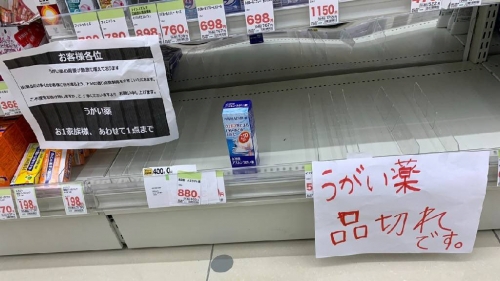 ▲4일 일본 오사카 한 상점의 가글액 진열대가 텅 비어 있다. 오사카/로이터연합뉴스 
