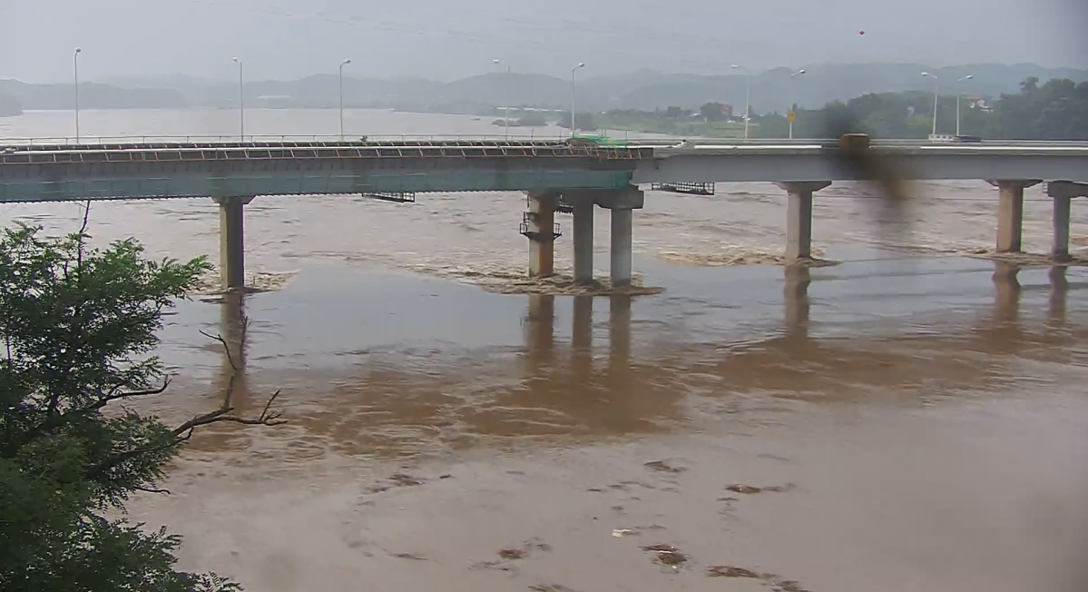 ▲한강홍수통제소는 5일 오후 4시 30분을 기해 경기 파주시 임진강 비룡대교 일대에 홍수주의보를 홍수경보로 격상했다. (출처=한강홍수통제소 CCTV)