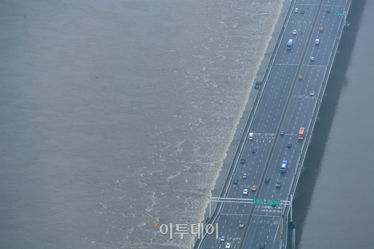 ▲한강홍수통제소는 6일 오전 6시 50분을 기해 경기 광주 경안교에 홍수주의보를 발령했다. (신태현 기자 holjjak@)