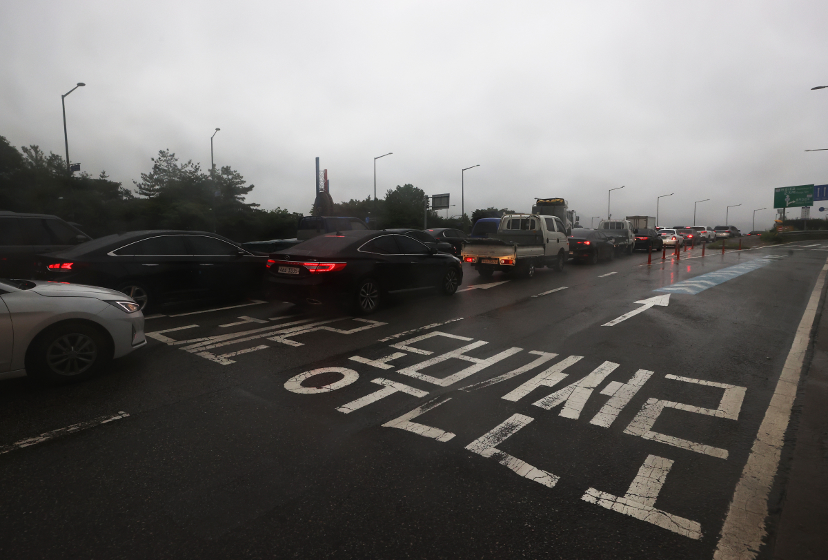 ▲연일 계속되는 집중호우와 소양강댐 등 한강 상류 방류량이 늘어남에 따라 6일 불어난 중랑천 옆 도로인 동부간선도로가 전면 통제됐다. 동부간선도로 군자교 입구로 진입하지 못한 출근길 차들이 우회도로로 가기 위해 꽉 막힌 도로 위에서 서행하고 있다. (연합뉴스)