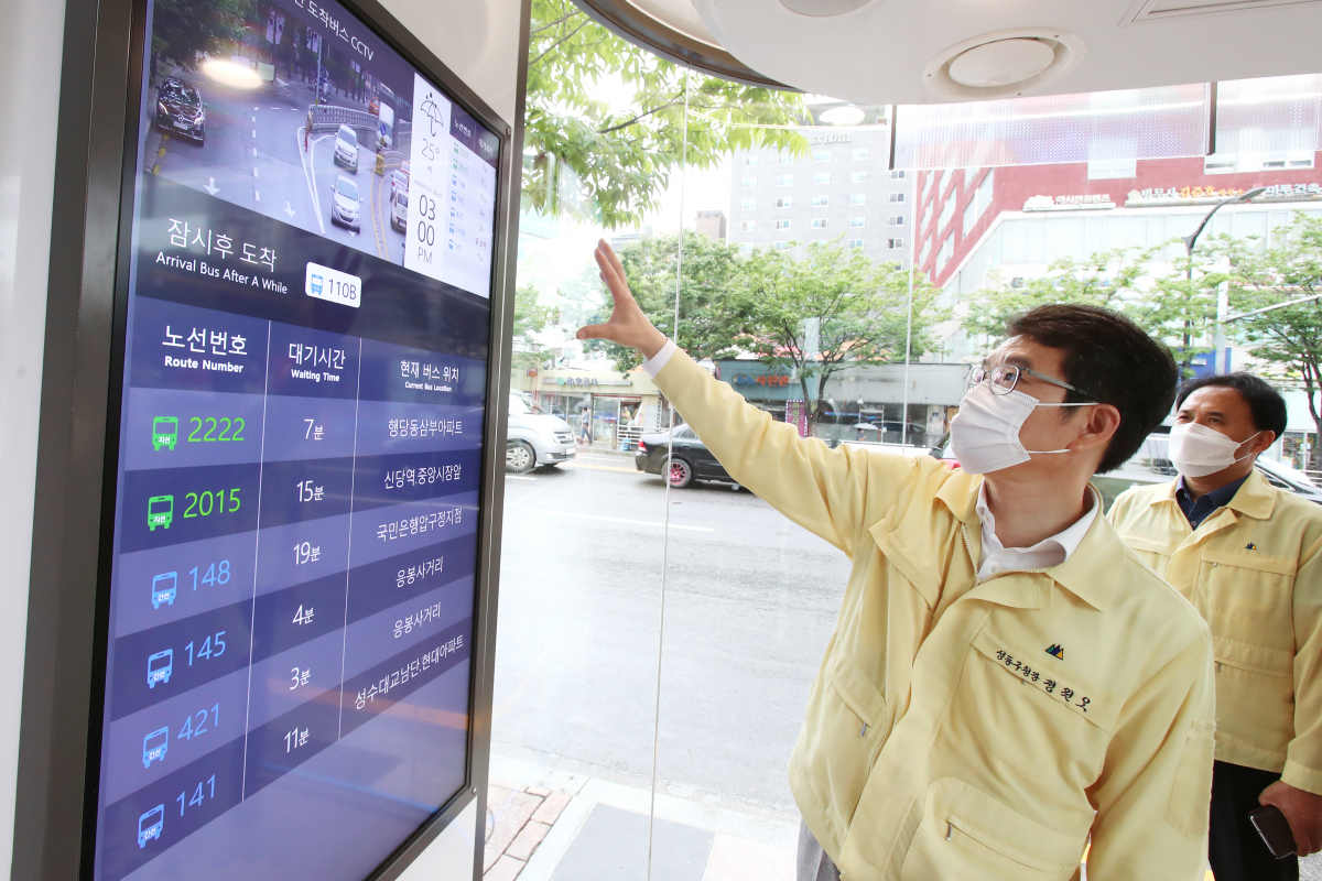 ▲정원오 성동구청장이 스마트쉼터를 둘러보고 있다. (성동구)