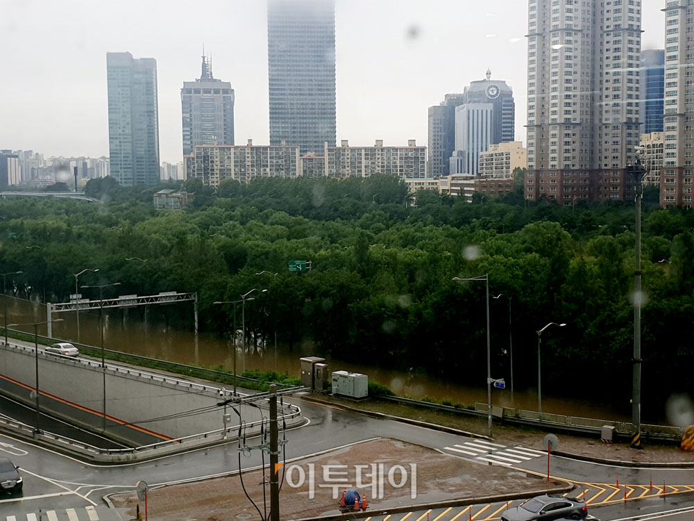 ▲6일 내린 집중호우로 올림픽대로 하남 방향 가양대교와 동작대교가 침수 위험으로 전면 통제됐다. 사진은 여의도 방면 올림픽대로가 침수된 모습.