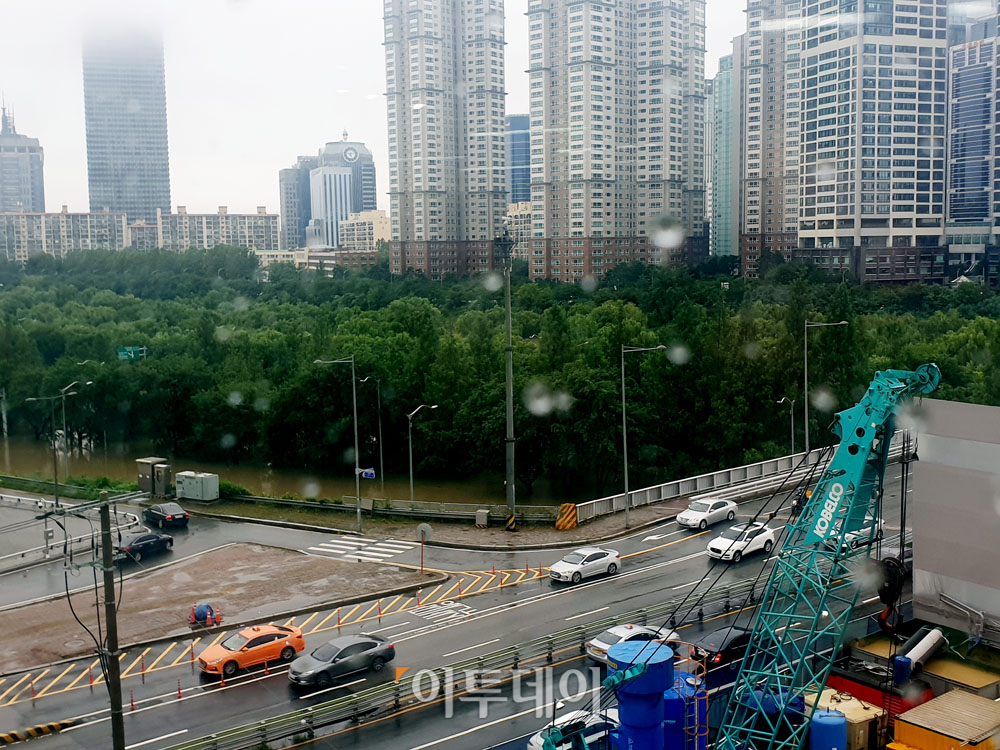 ▲6일 내린 집중호우로 올림픽대로 하남 방향 가양대교와 동작대교가 침수 위험으로 전면 통제됐다. 사진은 여의도 방면 올림픽대로가 침수된 모습.