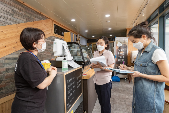 ▲4일 정립장애인보호작업장에 방문해 시설 감염 관리 점검을 하고 있는 ‘감염병 관리 자문단’  (광진구)