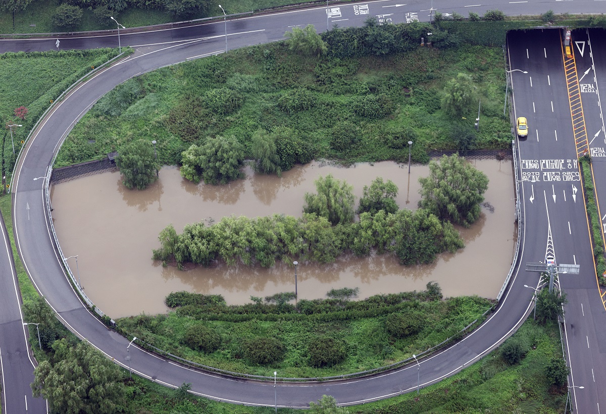 ▲서울에 집중호우가 쏟아지면서 6일 오전 10시 20분 현재 여의상류IC와 여의하류IC가 모두 통제된 상황이다. (연합뉴스)