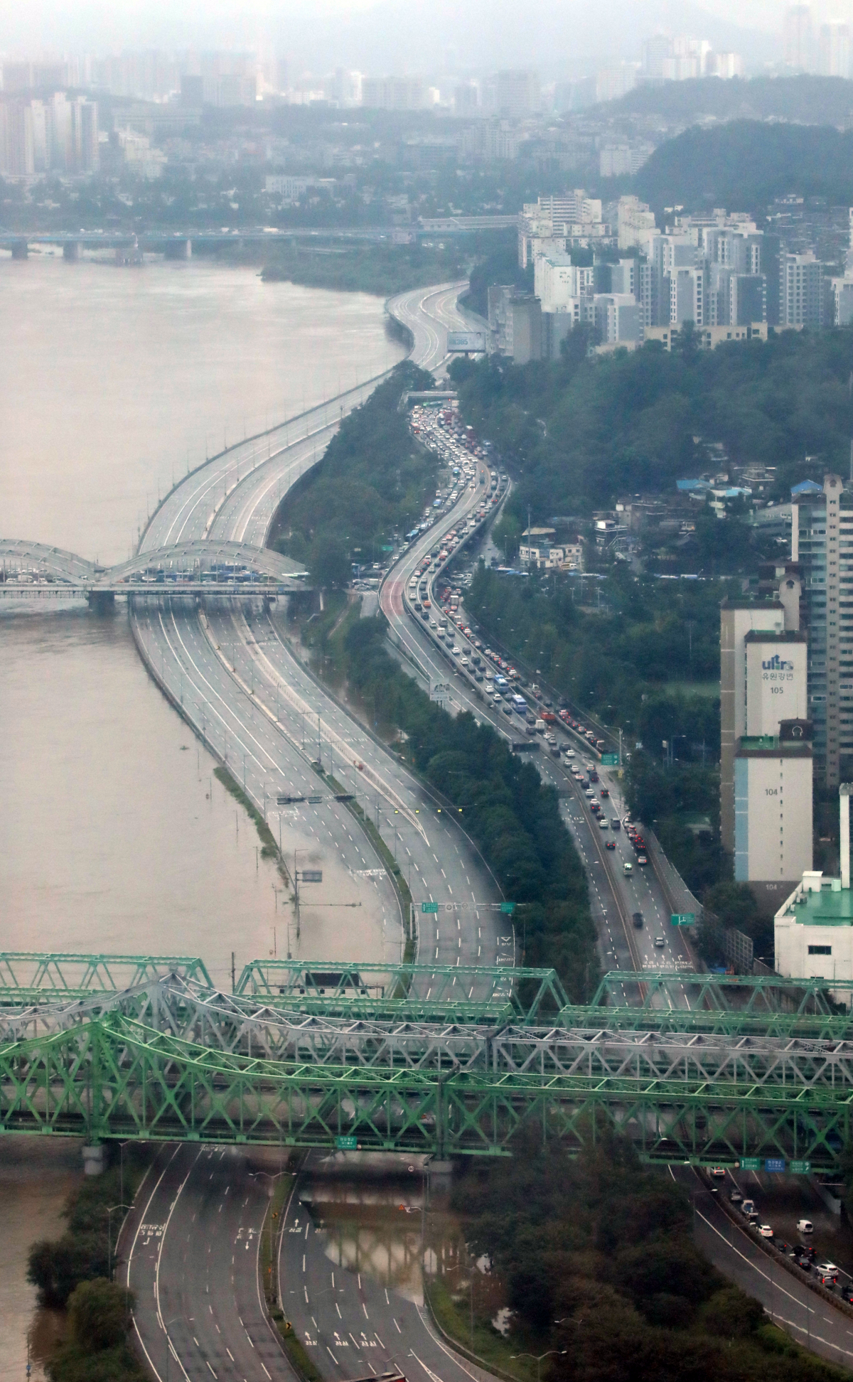 ▲6일 중부지방 집중 호우로 통제 중인 한강철교 인근 올림픽대로 모습. (연합뉴스)