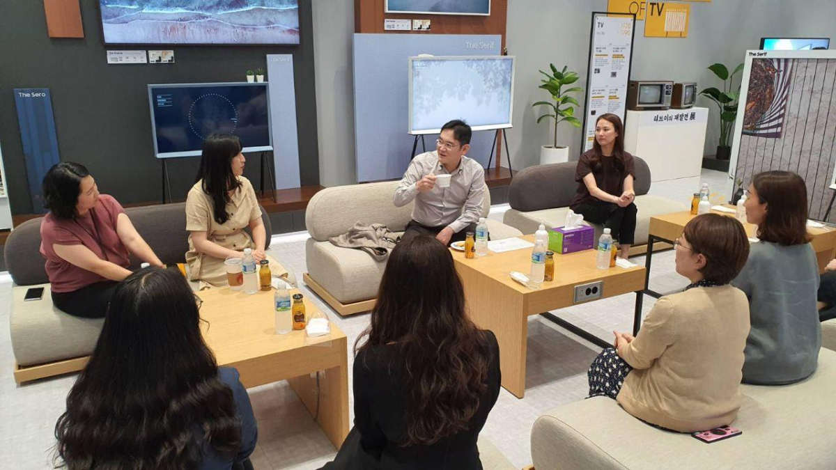 ▲6일 오후 이 부회장이 삼성전자 수원사업장을 찾아 육아를 병행하고 있는 여성 임직원들과 간담회를 하고 있다. (사진제공=삼성전자)