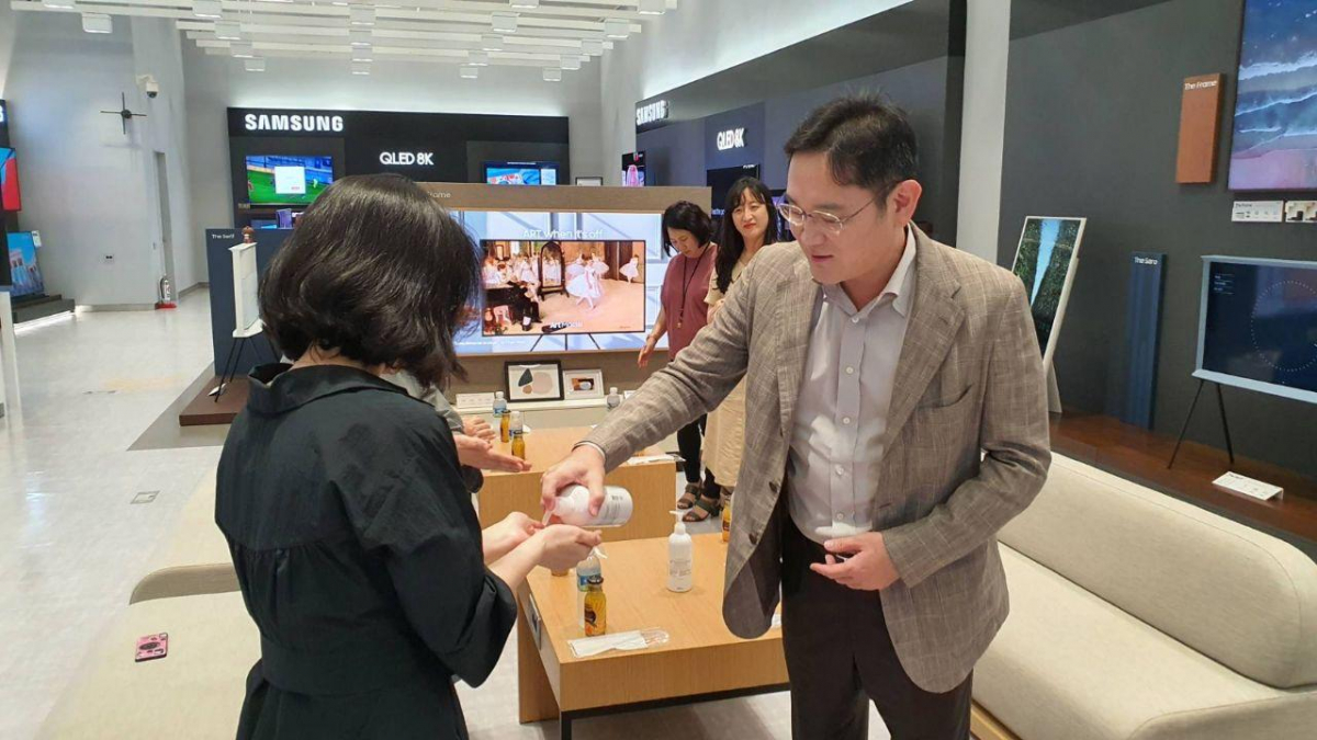 ▲6일 오후 이 부회장이 삼성전자 수원사업장을 찾아 육아를 병행하고 있는 여성 임직원들과 간담회를 하고 있다. (사진제공=삼성전자)