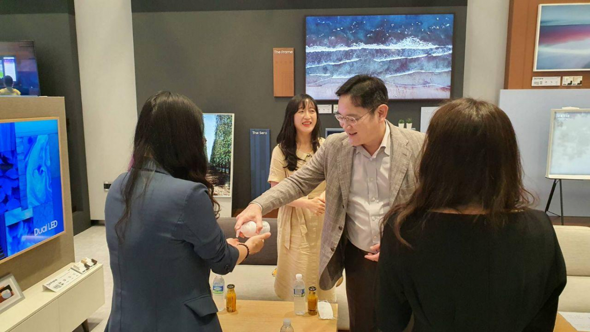 ▲6일 오후 이 부회장이 삼성전자 수원사업장을 찾아 육아를 병행하고 있는 여성 임직원들과 간담회를 하고 있다. (사진제공=삼성전자)