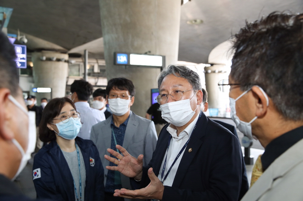 ▲손명수 국토교통부 2차관(오른쪽에서 두 번째)이 6일 인천공항을 방문해 "앞으로 신종 코로나바이러스 감염증(코로나19) 확산 최소화를 위해서는 해외입국자에 대한 철저한 관리가 핵심"이라고 밝혔다. (사진제공=국토교통부)