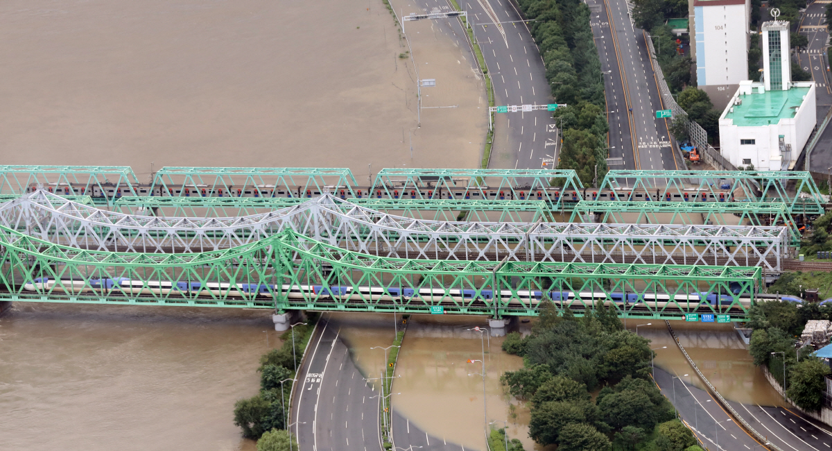 ▲ 6일 한강철교 모습. 팔당댐과 소양강댐 방류로 한강 수위가 높아지면서 서울 주요 도로가 통제 중이다. 한강대교에는 이날 오전 11시를 기해 홍수주의보가 발령됐다.
자료=연합뉴스