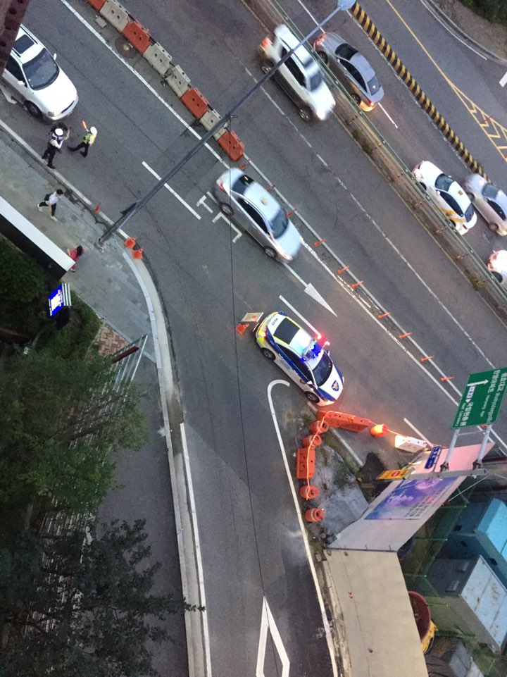 ▲ 올림픽대로 인근 도로들도 통제구간을 우회하는 차량이 몰리며 대방역 인근부터 한강대교 남단까지 양방향이 막히고 있다. 경찰이 대방역에서 한강대교 방면 교통을 통제 하고 있다.자료=이투데이