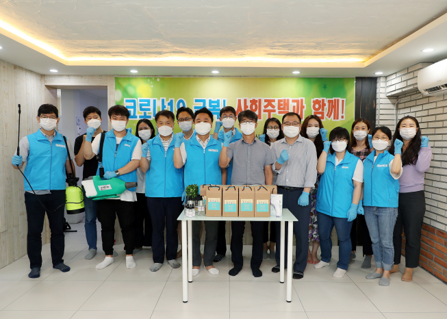 ▲SH공사 및 ㈜사회주택관리 관계자들이 ‘자몽하우스 덕성여대점’에서 방역활동 후 기념촬영을 하고 있다. (사진제공=SH)
