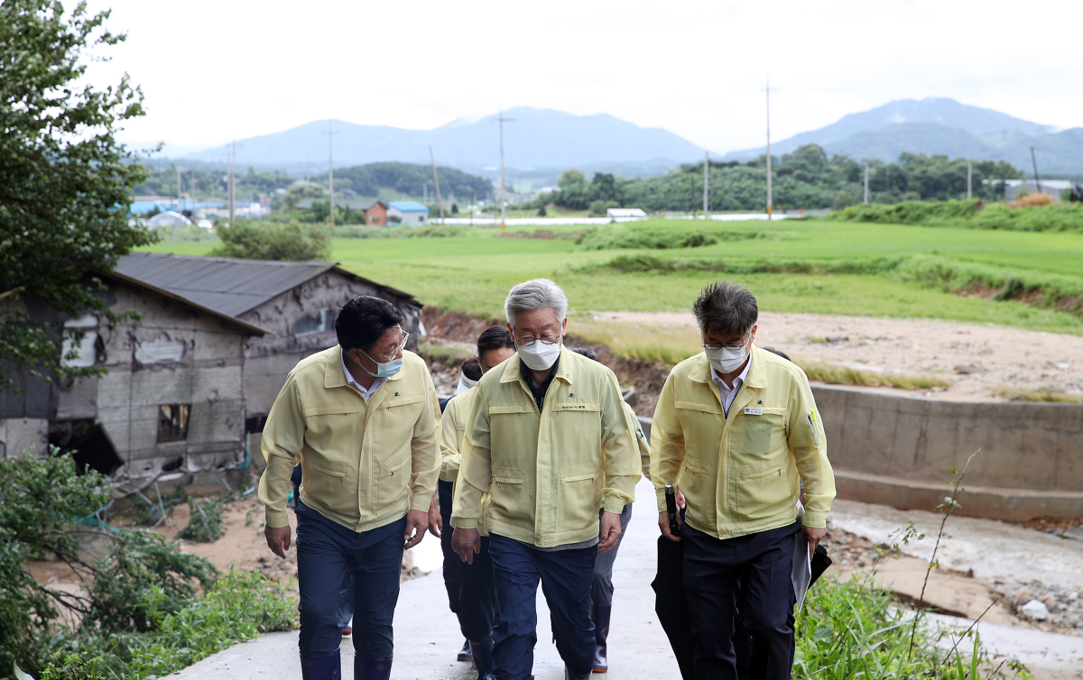 ▲이재명 경기도지사가 6일 경기도 이천시 율면 산양리 집중호우 피해 현장을 살펴보고 있다. 한편 이 지사는 7일 더불어민주당 지도부와 소속 의원 176명에게 편지를 보내 "대부업 금리를 인하해달라"고 요청했다. (연합뉴스)