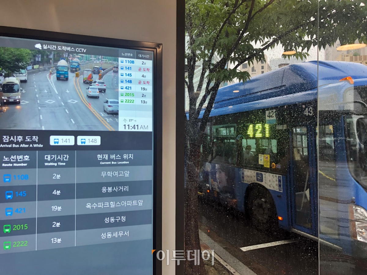 ▲쉼터 안에서는 버스 도착 정보뿐 아니라 어떤 버스가 오는지 한 눈에 확인할 수 있다. (홍인석 기자 mystic@)