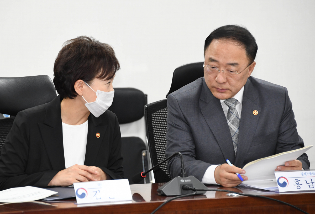 ▲홍남기 경제부총리(오른쪽)와 김현미 국토부 장관. (사진제공=기획재정부)