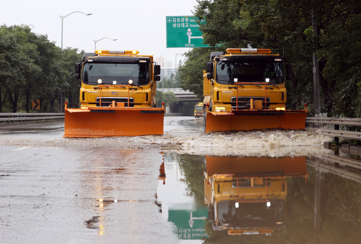 ▲7일 오후 서울 올림픽대로 여의교 부근에서 서울시설공단 관계자들이 차량을 이용해 침수됐던 도로 복구 작업을 하고 있다. (연합뉴스)
