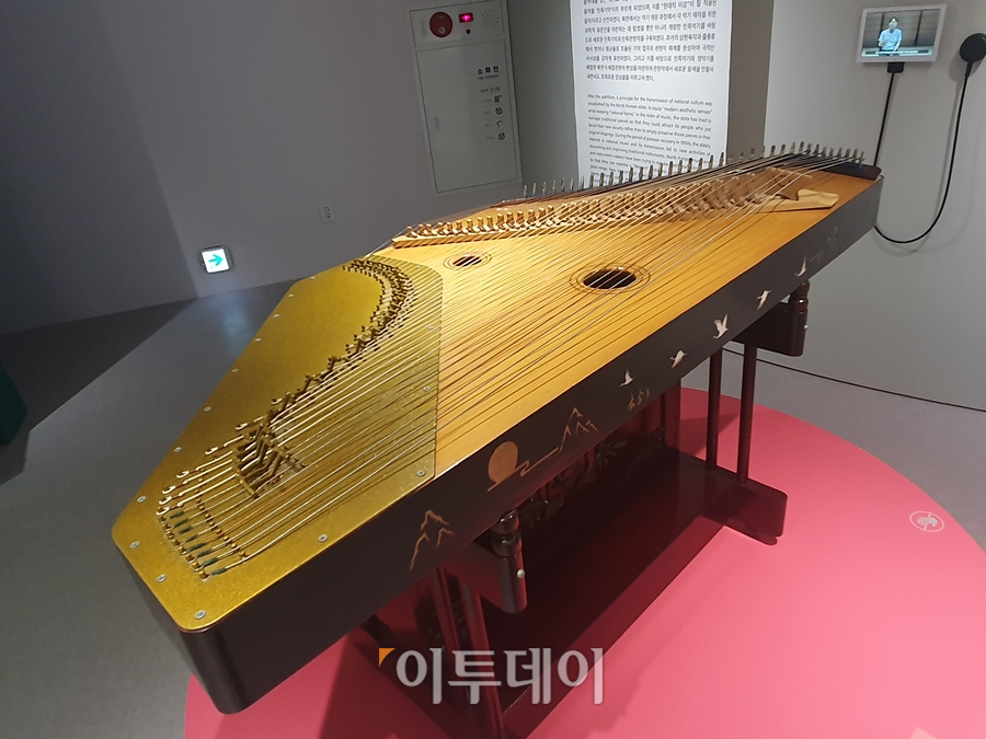 ▲북한 민족 악기인 '옥류금'. 문헌 속 고악기 와공후를 재현한 악기라고 한다. 소리가 '구슬이 굴러가는 소리 같다'고 해 '옥류금'이란 이름이 붙었다. (김소희 기자 ksh@)